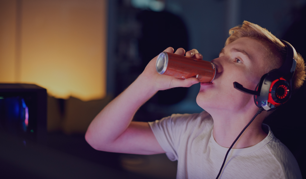 teenage-boy-drinking-caffeine-energy-drink-gaming--YN93FWV